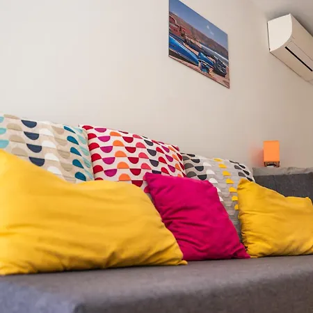 Superbe Villa-appartement Sur La Croisette Avec Grande Terrasse *