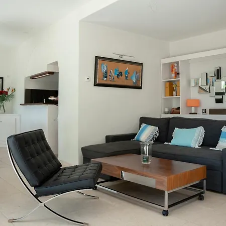 Superbe Villa-appartement Sur La Croisette Avec Grande Terrasse Appartement